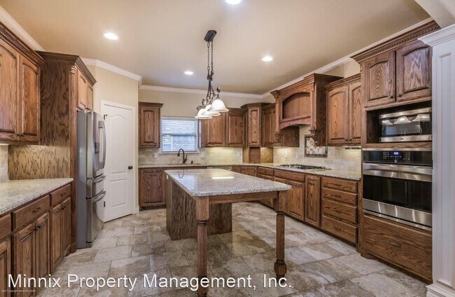 Building Photo - 6002 Glenwood Dr