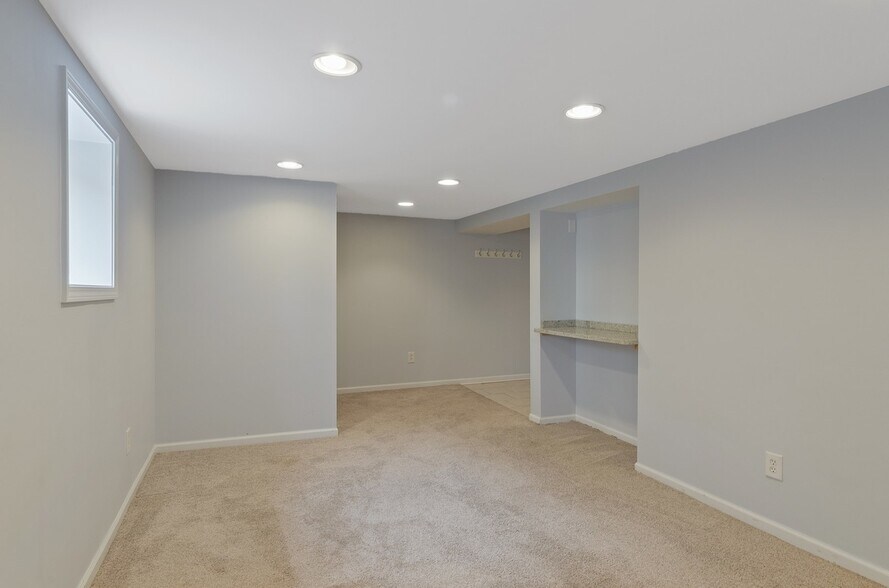 Building Photo - 1760 Henley St