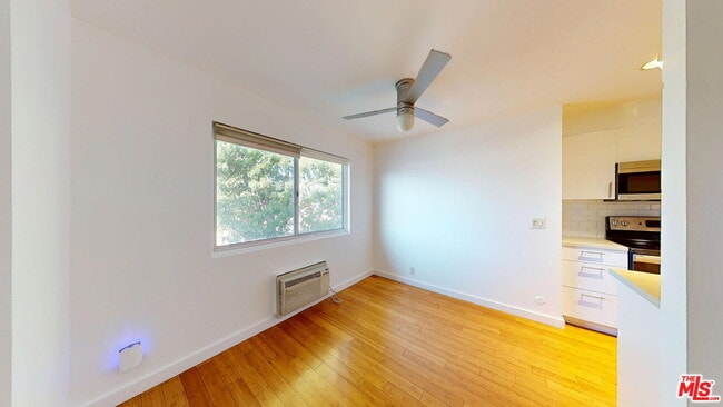 Building Photo - 525 N Sycamore Ave