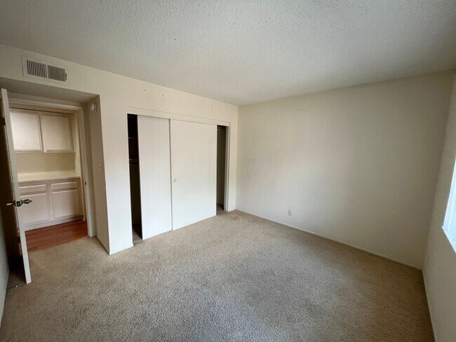 Building Photo - Northridge 3+2.5 in gated community w/pool...