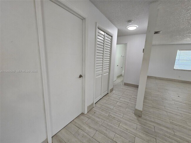 Building Photo - 4621 SW 33rd Ave