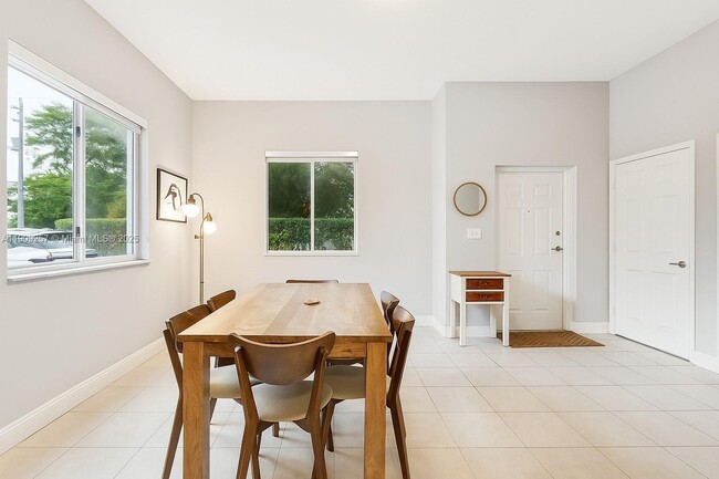 Building Photo - 2730 SW 26th St