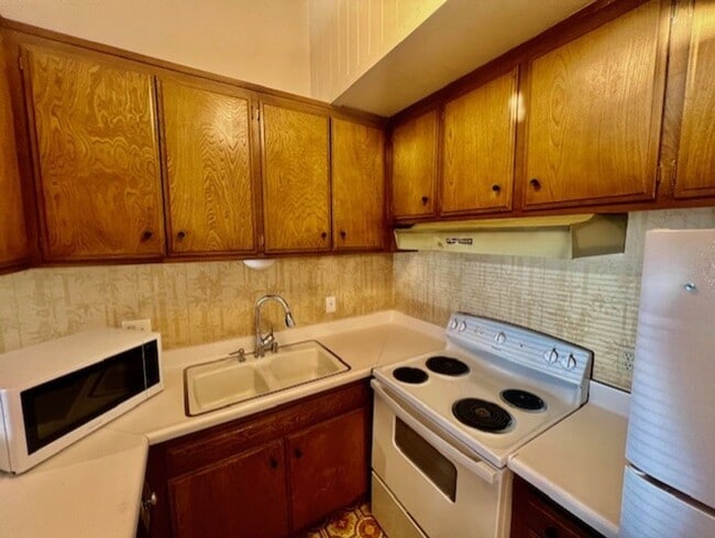 Building Photo - Sierra Manors #49 – Long-Term Lease Opport...