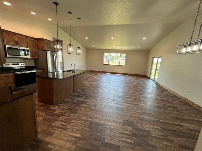 Building Photo - Beautiful Home in Rural Setting