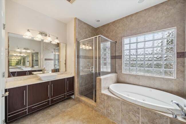 Building Photo - 3041 Clinton Dr