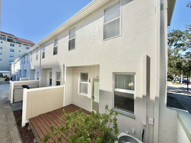 Building Photo - 724 4th Ave