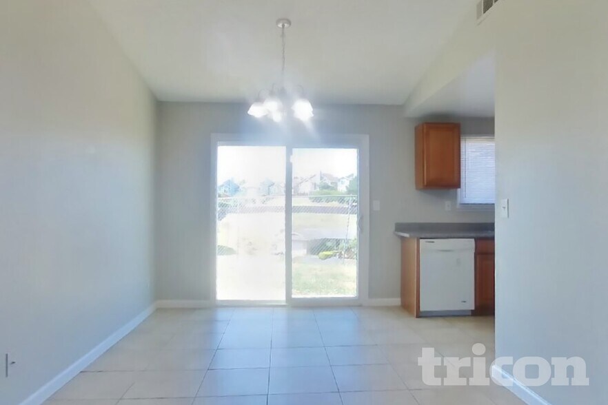 Building Photo - 706 La Canyada Dr