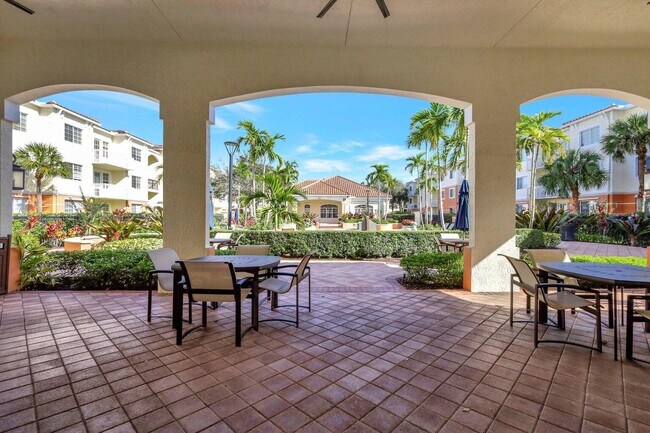 Building Photo - 9825 Baywinds Blvd