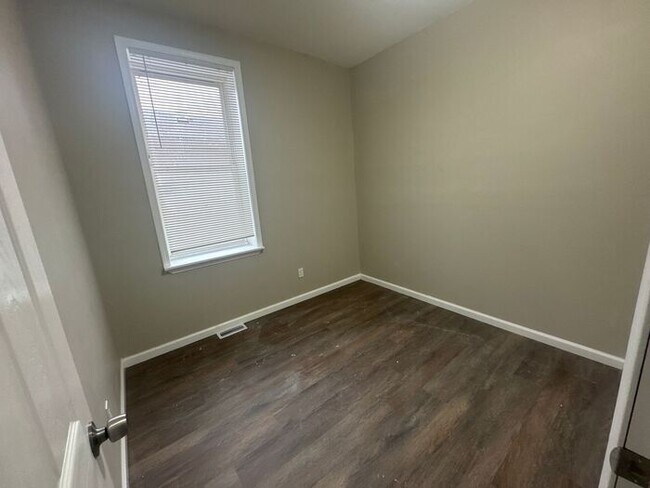 Building Photo - 2 bed/1 Bath Apartment