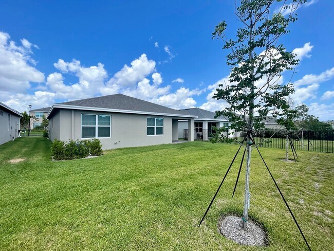 Building Photo - 2951 NE Breezeway Cir