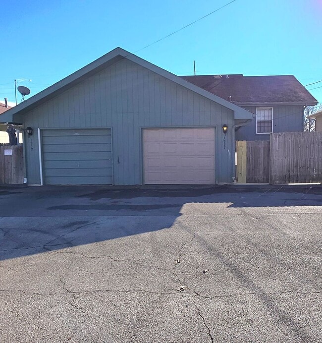 Building Photo - 2000 Square feet Duplex Southeast! $1195