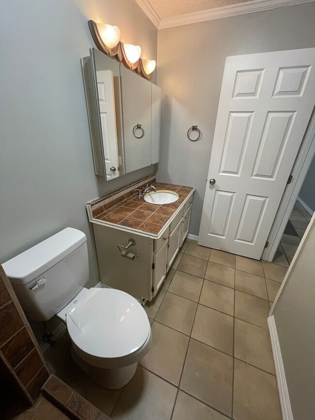 Building Photo - City Walk Apartments!