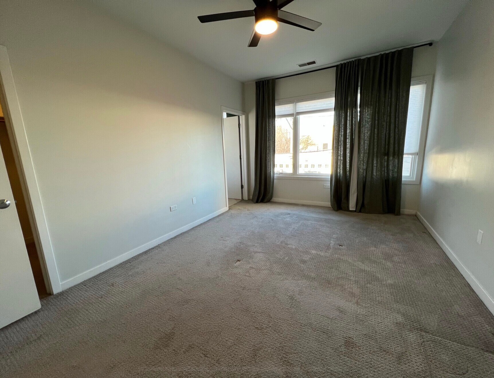 Building Photo - 912 W Chicago Ave