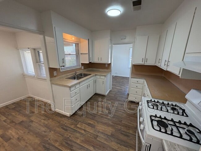 Building Photo - 495 N Perry Ave