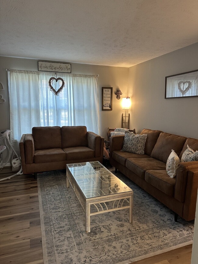 Building Photo - Newly Renovated 2-Bedroom Townhouse in Front Royal _ Pet Friendly well maintained home.