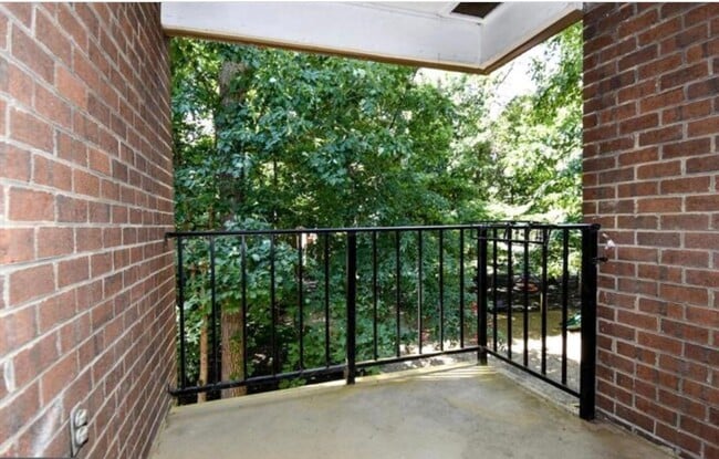 Building Photo - Well-Appointed 2 Bed 1 Bath Condo In Vibra...