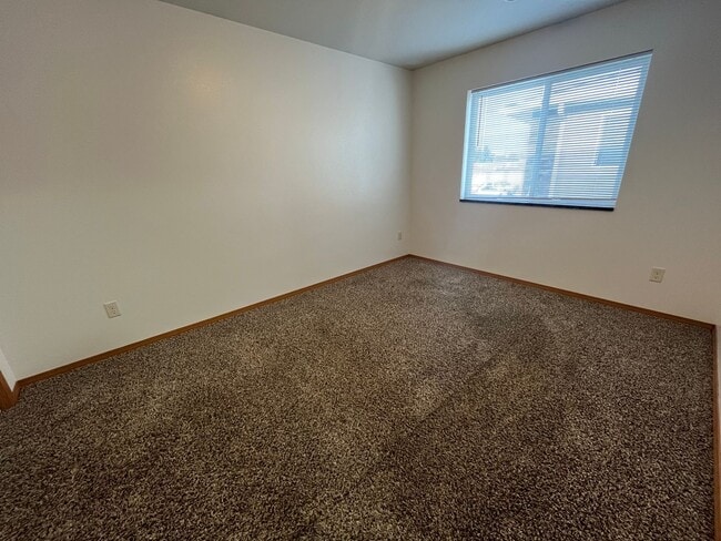 Building Photo - 2 Bedroom /1 Bath Apartment!