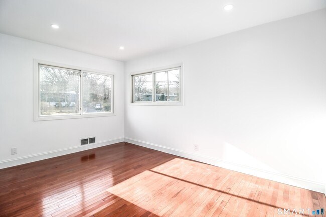 Building Photo - 8 Stonecrop Rd S