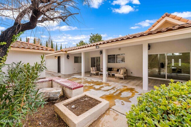 Building Photo - 41901 Cll Clarita
