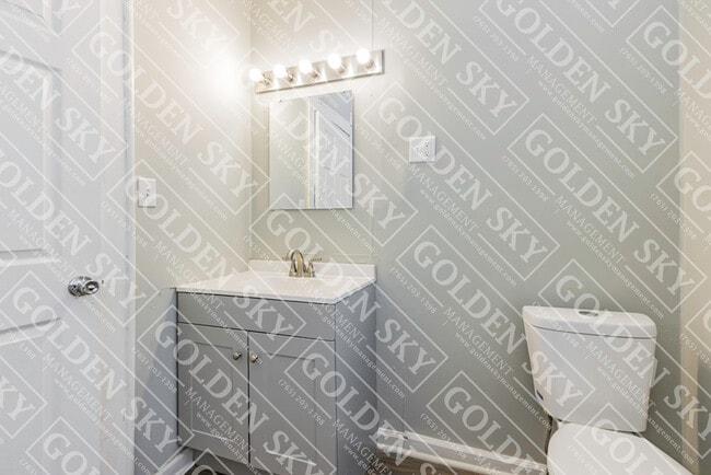 Building Photo - 806 W 7th St