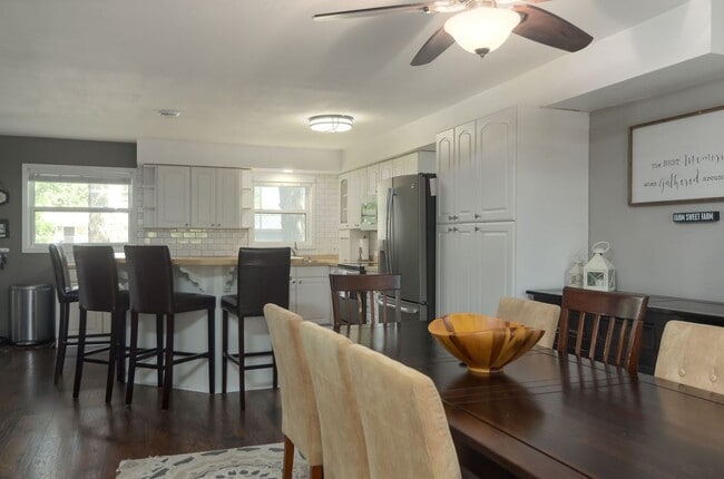 Building Photo - Nice Updated 3br/3ba In Wayzata (1 car garage)