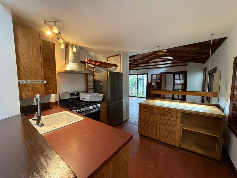 Building Photo - Private Venice Bungalow Near Abbot Kinney | 1BR + Office, 2 Baths, Garden Patio