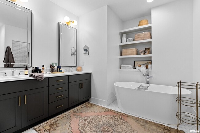 Building Photo - 824 W Moss Ave