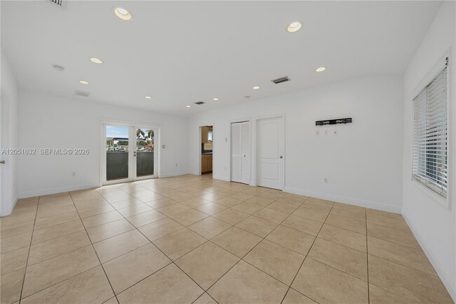 Building Photo - 7515 NW South River Dr