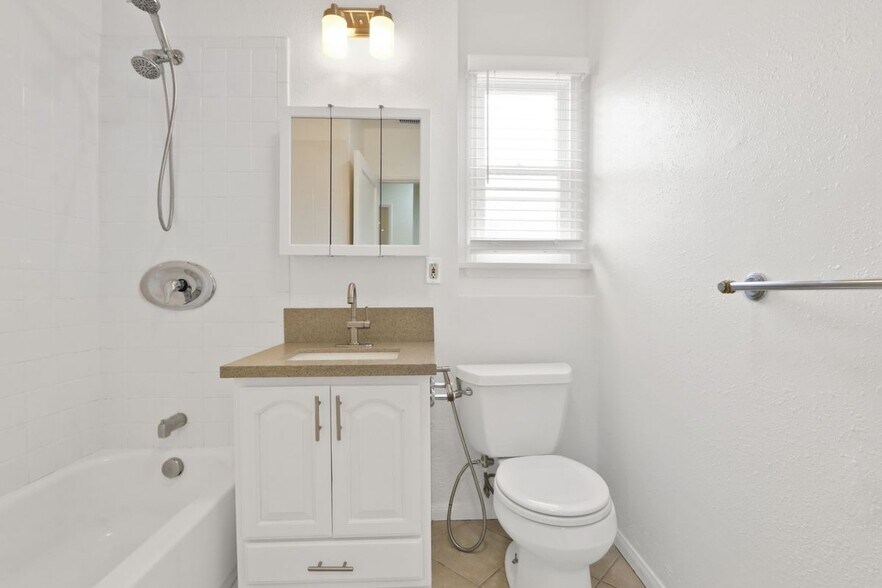 Building Photo - 4232 Walnut