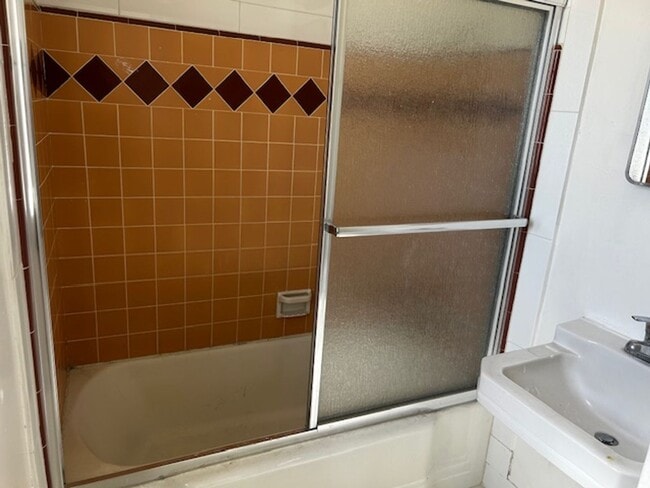 Building Photo - Private 1 Bed, 1 Bath Unit