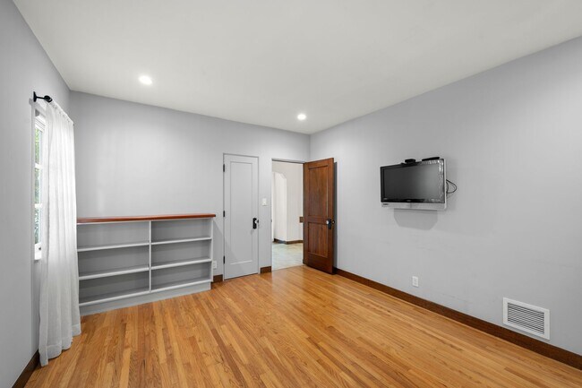 Building Photo - Kensington Exceptional Location 4Bed 3.5 Bath Private Gated Spanish Estate like property