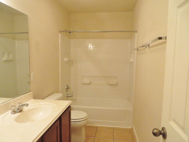 Building Photo - 3 Bedroom 2 Bathroom Villages of Berry Cre...