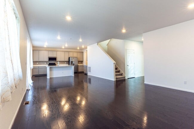 Building Photo - Available NOW! 4 Bedroom 3 Bath Beautiful Home