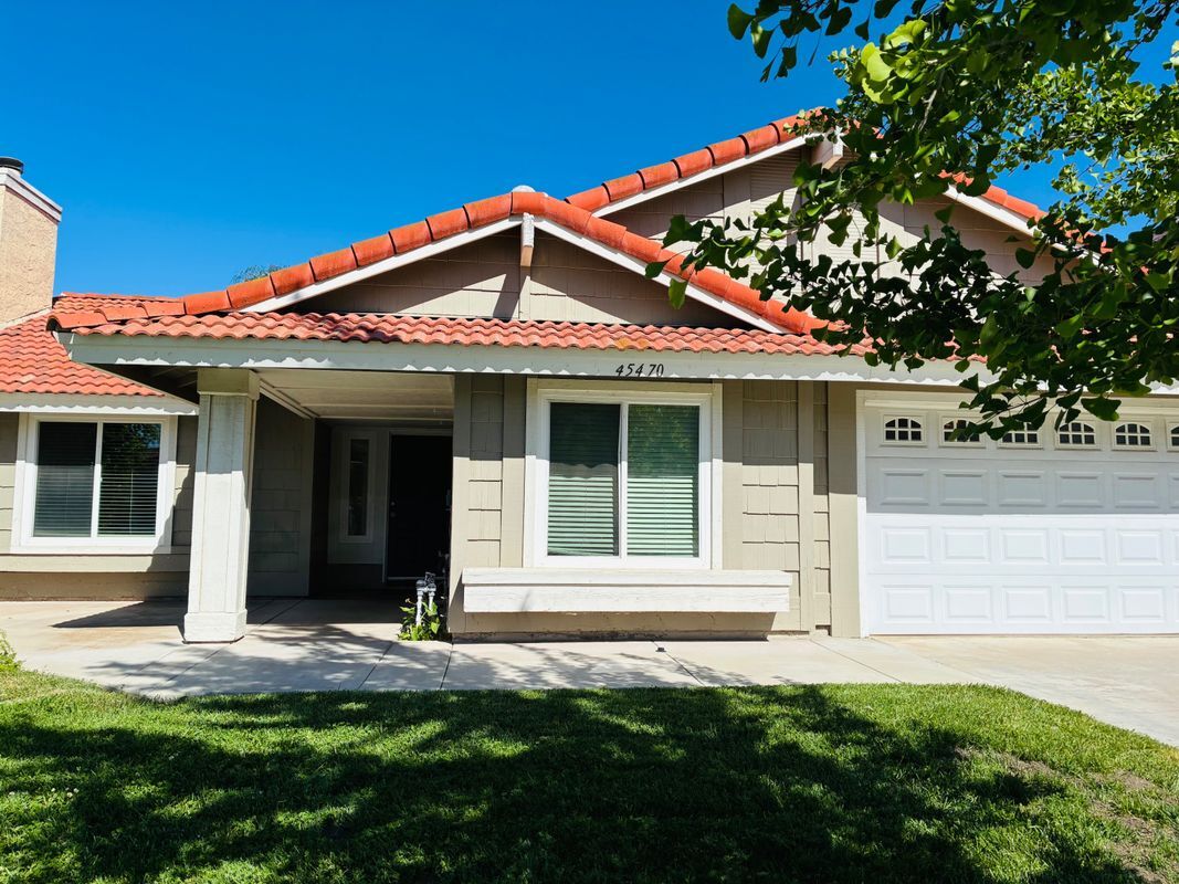 Building Photo - 45470 Clubhouse Dr