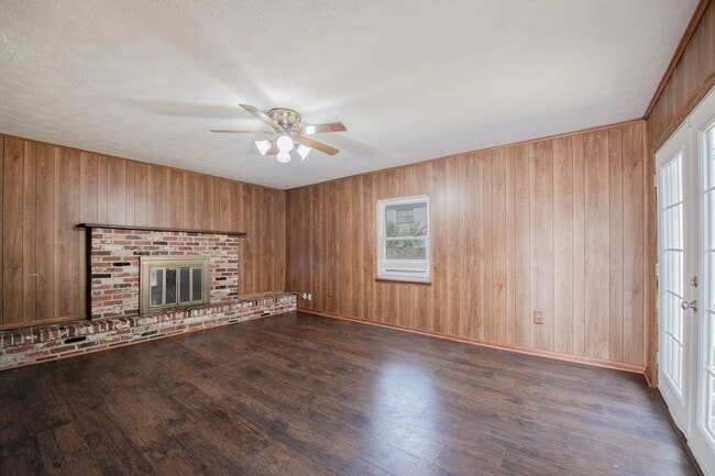 Building Photo - Great Florida Home with Garage in the Hear...
