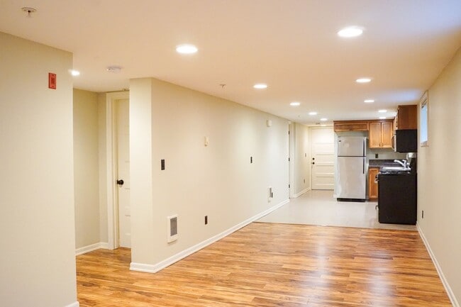 Building Photo - Beautifully Updated 2-Bed w/Condo Grade Fi...