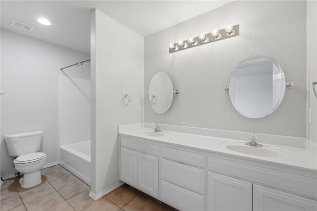 Building Photo - 3402 SW Windrift Ave