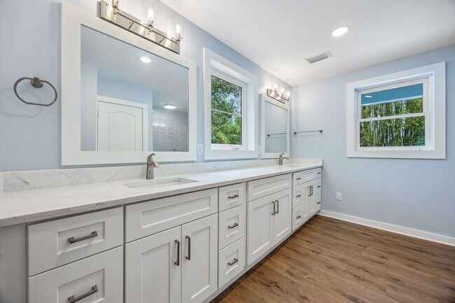 Building Photo - Newly Remodeled Beachside Home – Walk to the Ocean