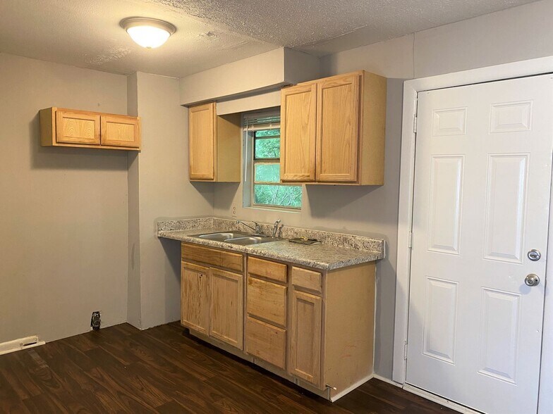 Building Photo - 4053 Log Cabin Dr