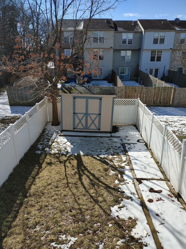 Building Photo - WOODBRIDGE CENTER END OF GROUP TOWNHOUSE