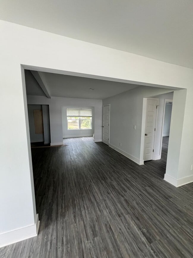 Building Photo - 543 7th Ave NW