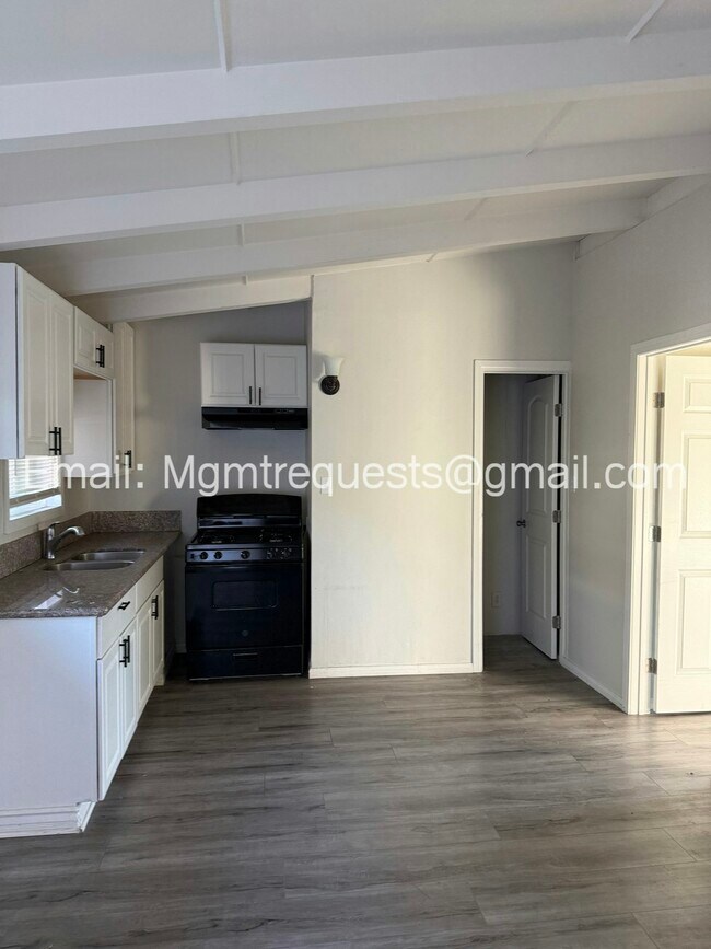 Building Photo - 1180 W Valencia Dr