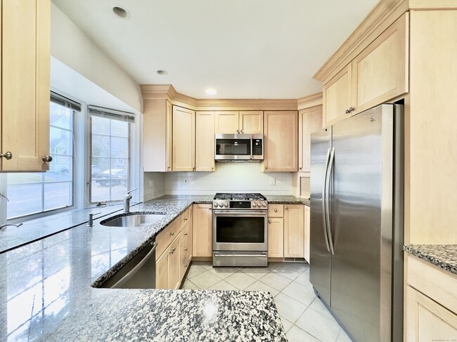 Building Photo - 48 Pemberwick Rd