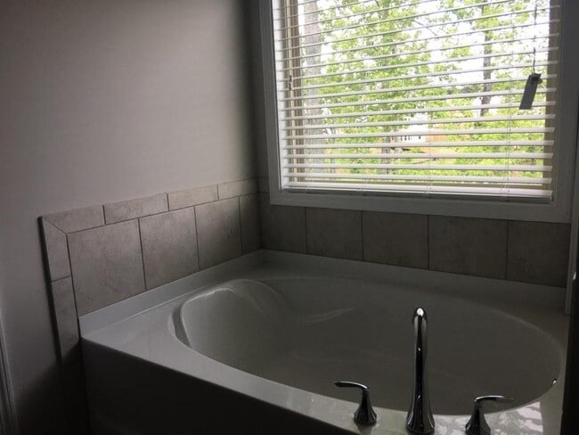 Building Photo - 2168 Lakeview Bend Way