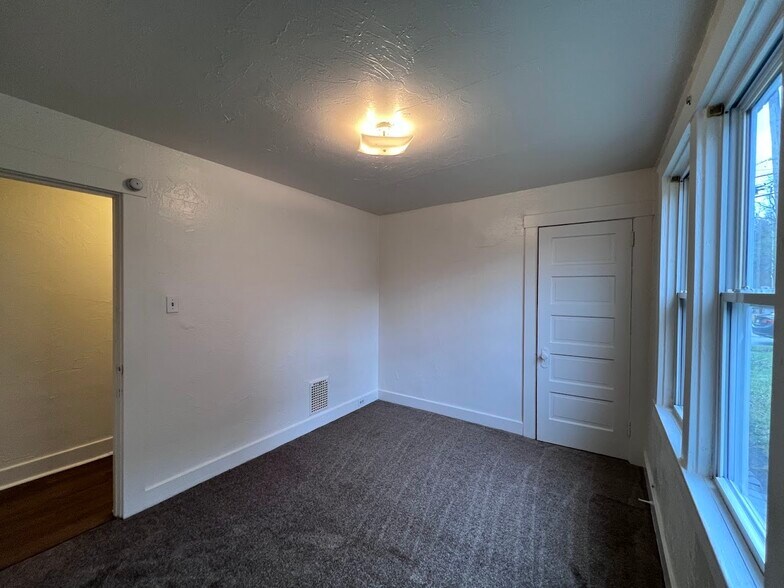 Building Photo - 614 Short St