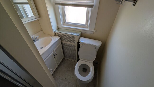 Building Photo - 3943 Glenmore Ave