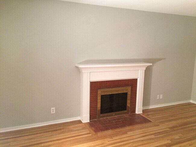 Building Photo - 1831 N Hollywood Way