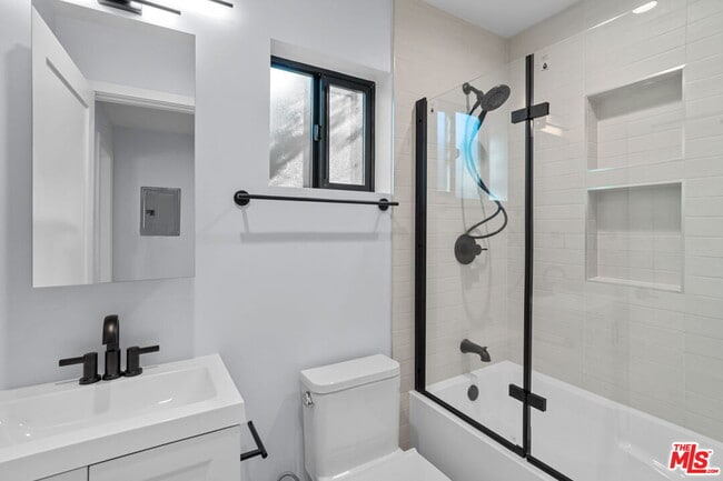 Building Photo - 1518 1/4 Stearns Dr