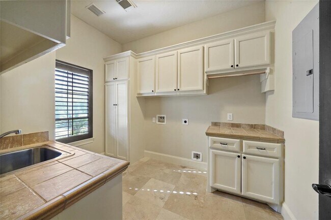 Building Photo - 30 N Palmiera Cir