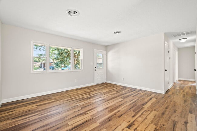 Building Photo - 2520 Glenmore Ct